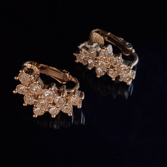 Vintage Avon Gold Tone Clip-on Earrings - Picture 1 of 2